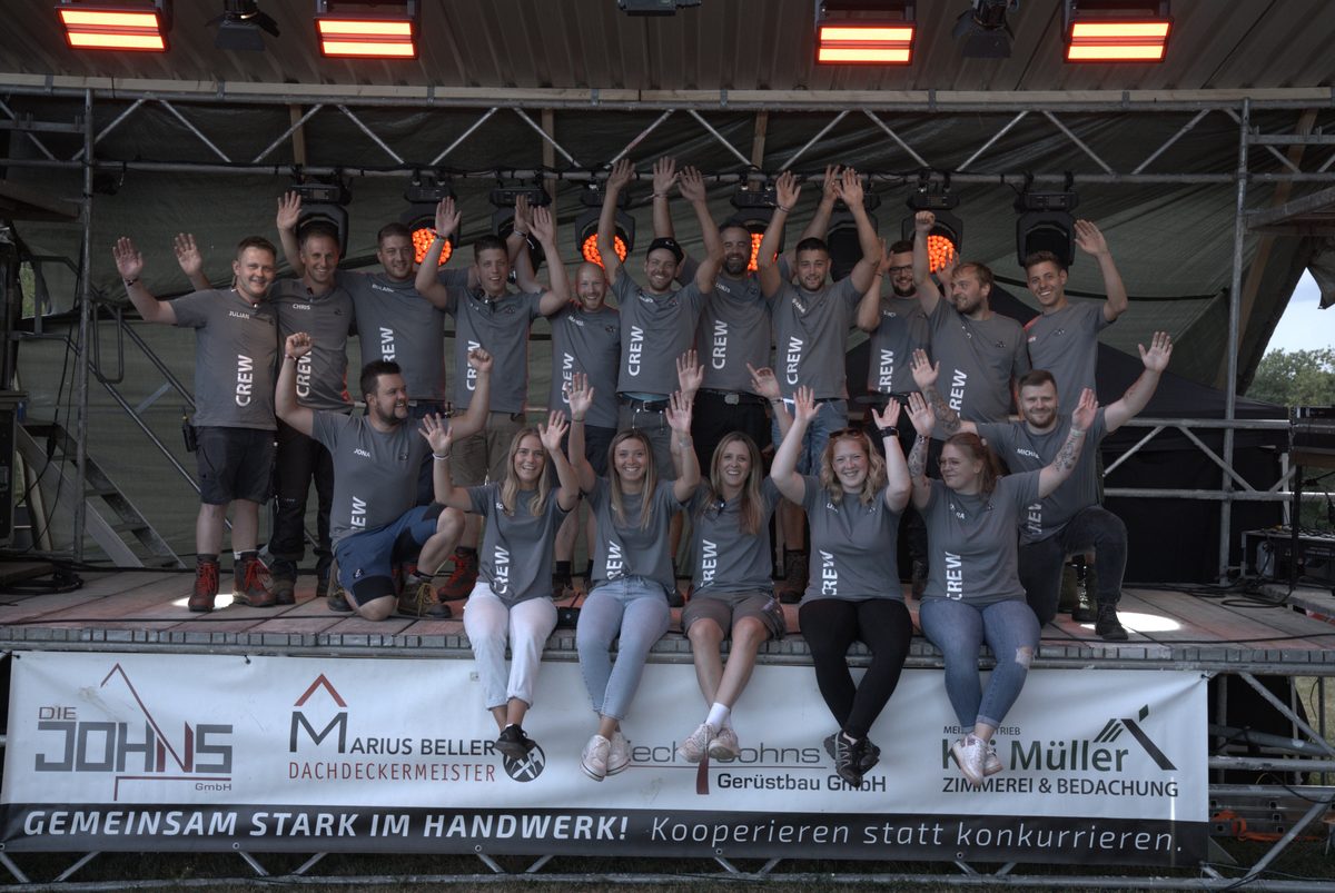 Das Orga-Team der Treckerparty im Büsch in grauen Crew-Shirts